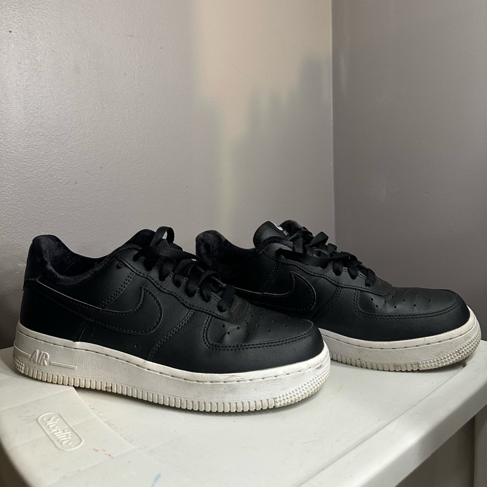 Nike Black and White Sneakers Sleek Design